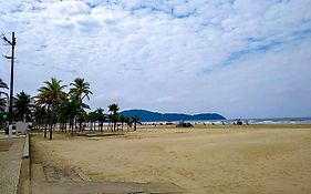 Apto com bela vista a 100m da Praia da Guilhermina